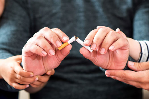 Read more about the article Rzucanie palenia – trudne wyzwanie. Jak pomóc członkowi rodziny w walce z nałogiem?